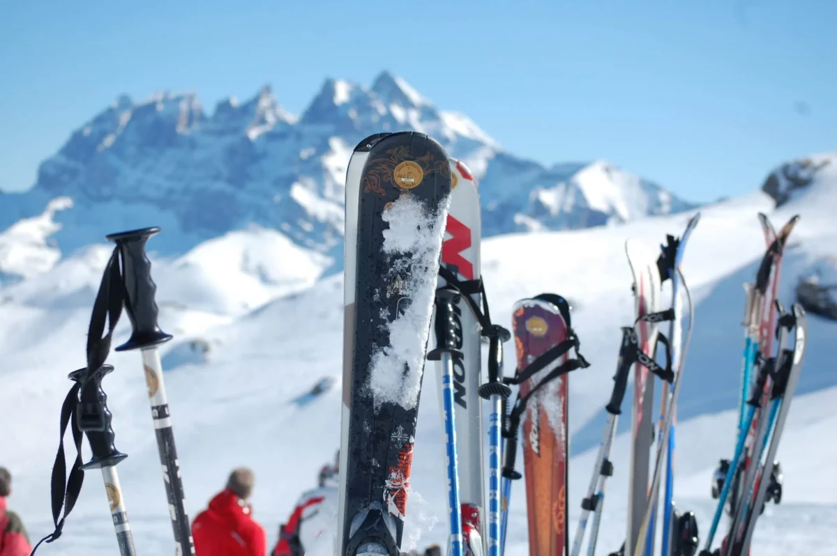 Materiel de ski à Mortine